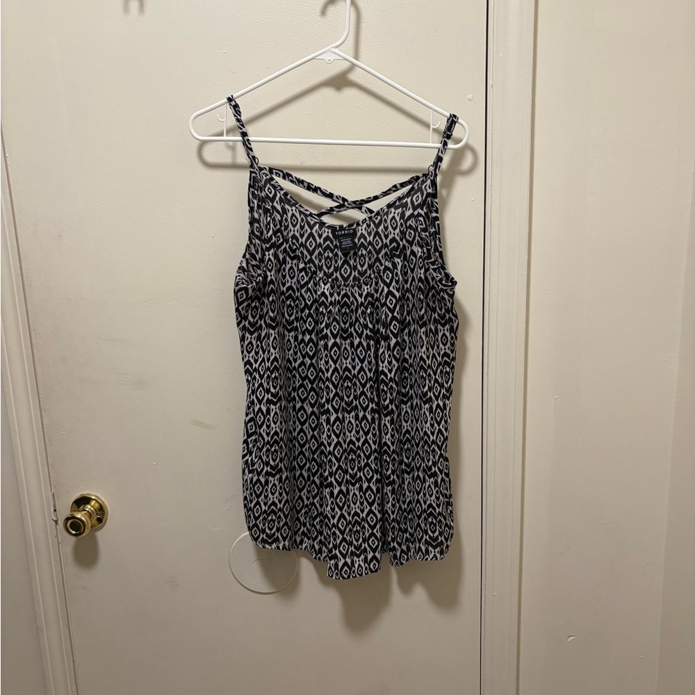 Women's Black and White Patterned Top